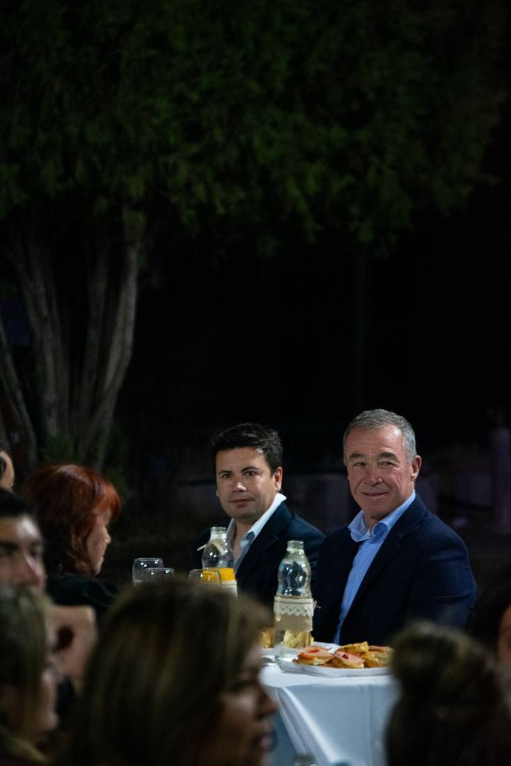 Ricardo compartiendo la mesa con vecinos