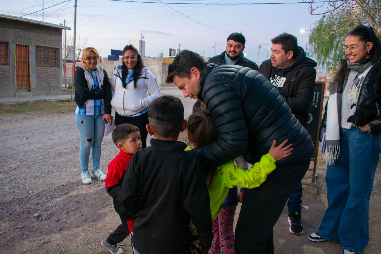 Ricardo saludando a chicos del barrio