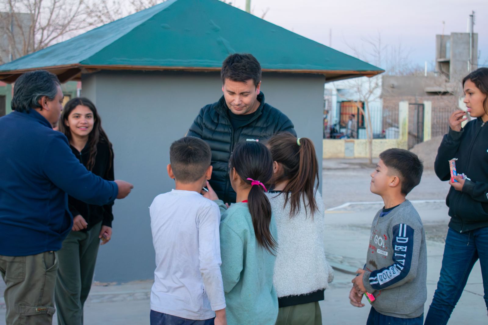 Ricardo con chicos del barrio
