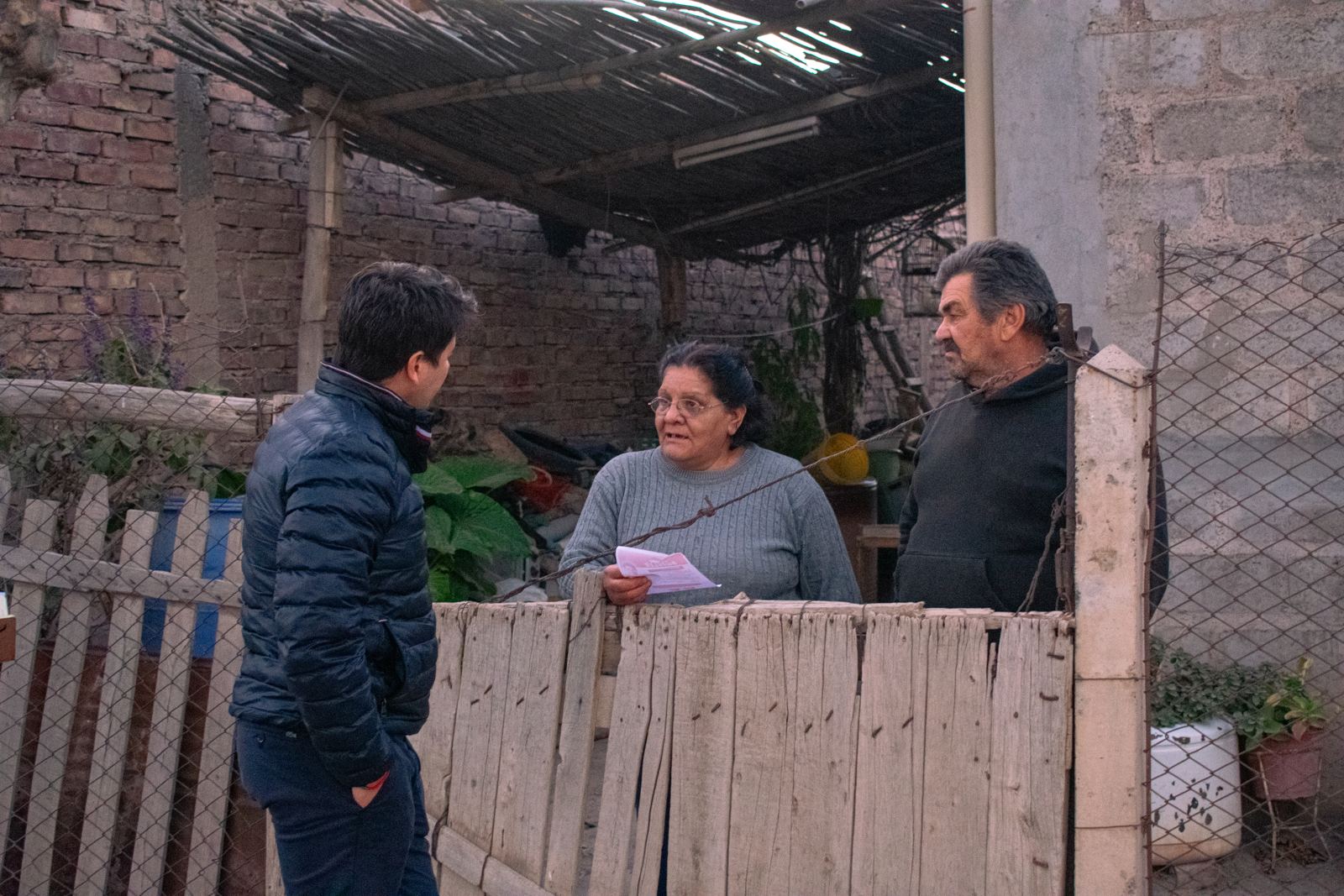 Ricardo charlando con vecinos en su casa