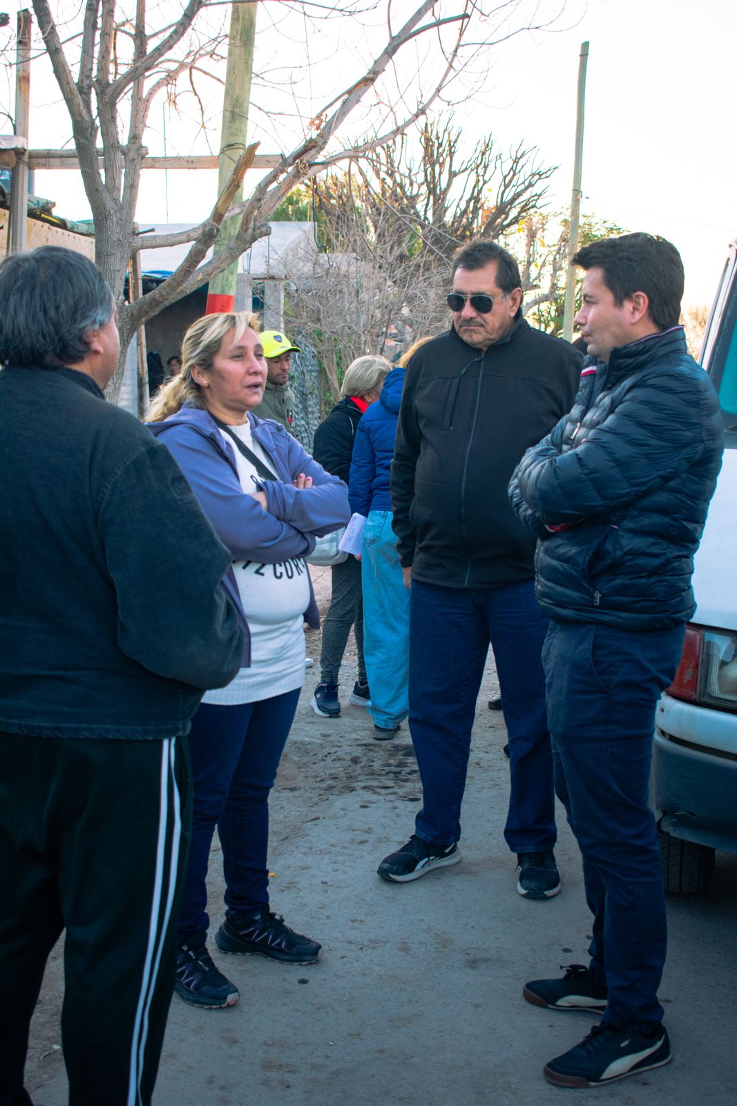Ricardo escuchando a vecinos en la calle