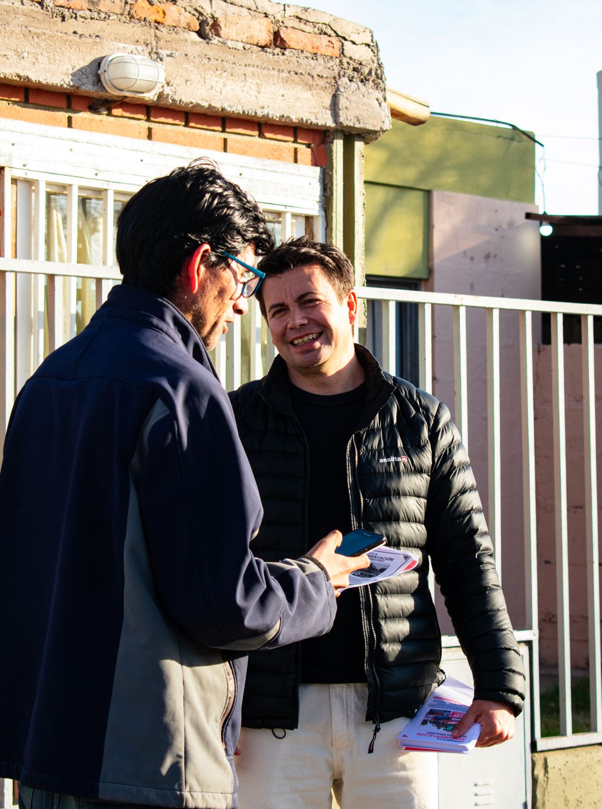 Ricardo charlando con un vecino en la vereda