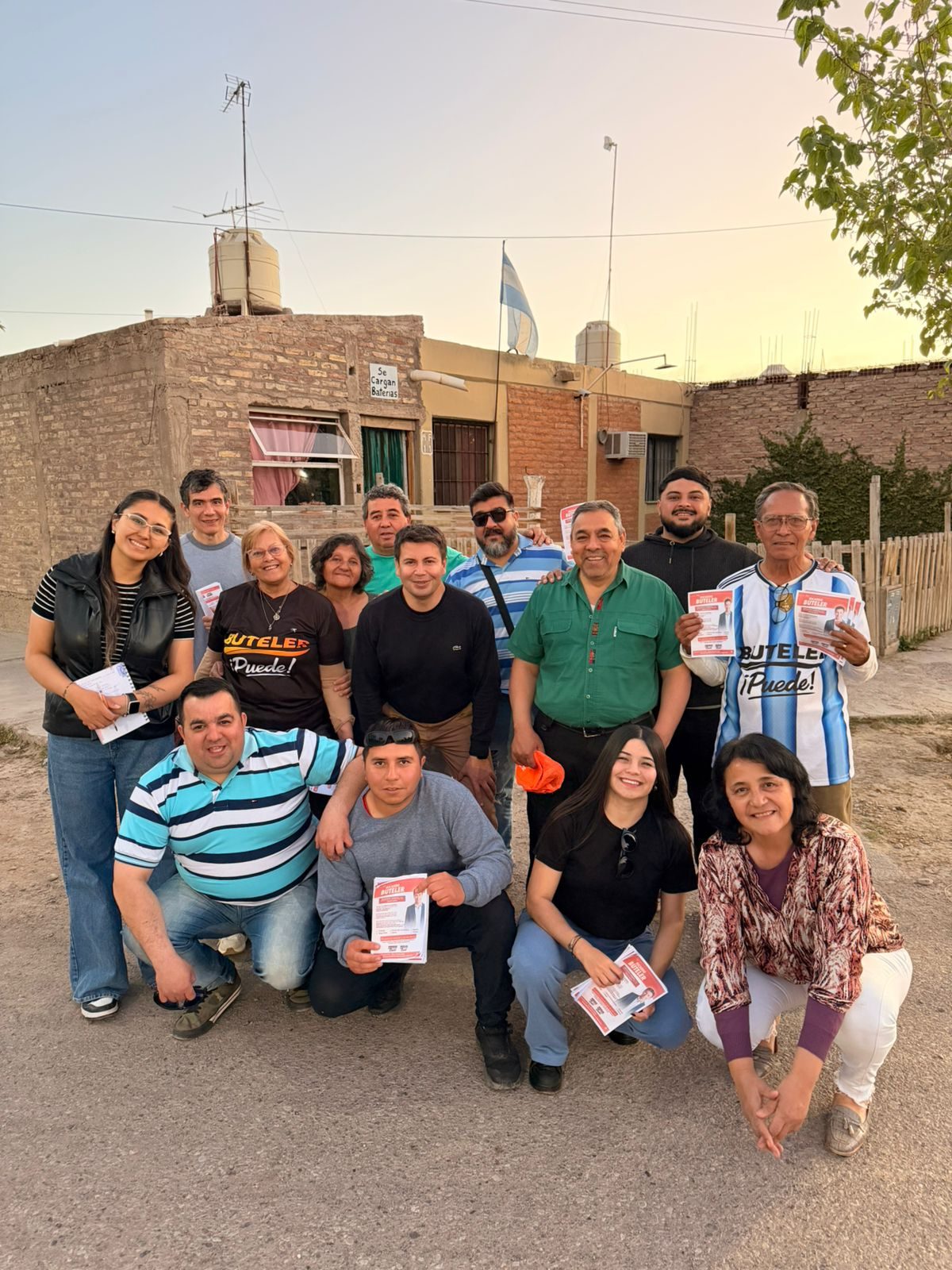 Ricardo Buteler con vecinos de Chimbas