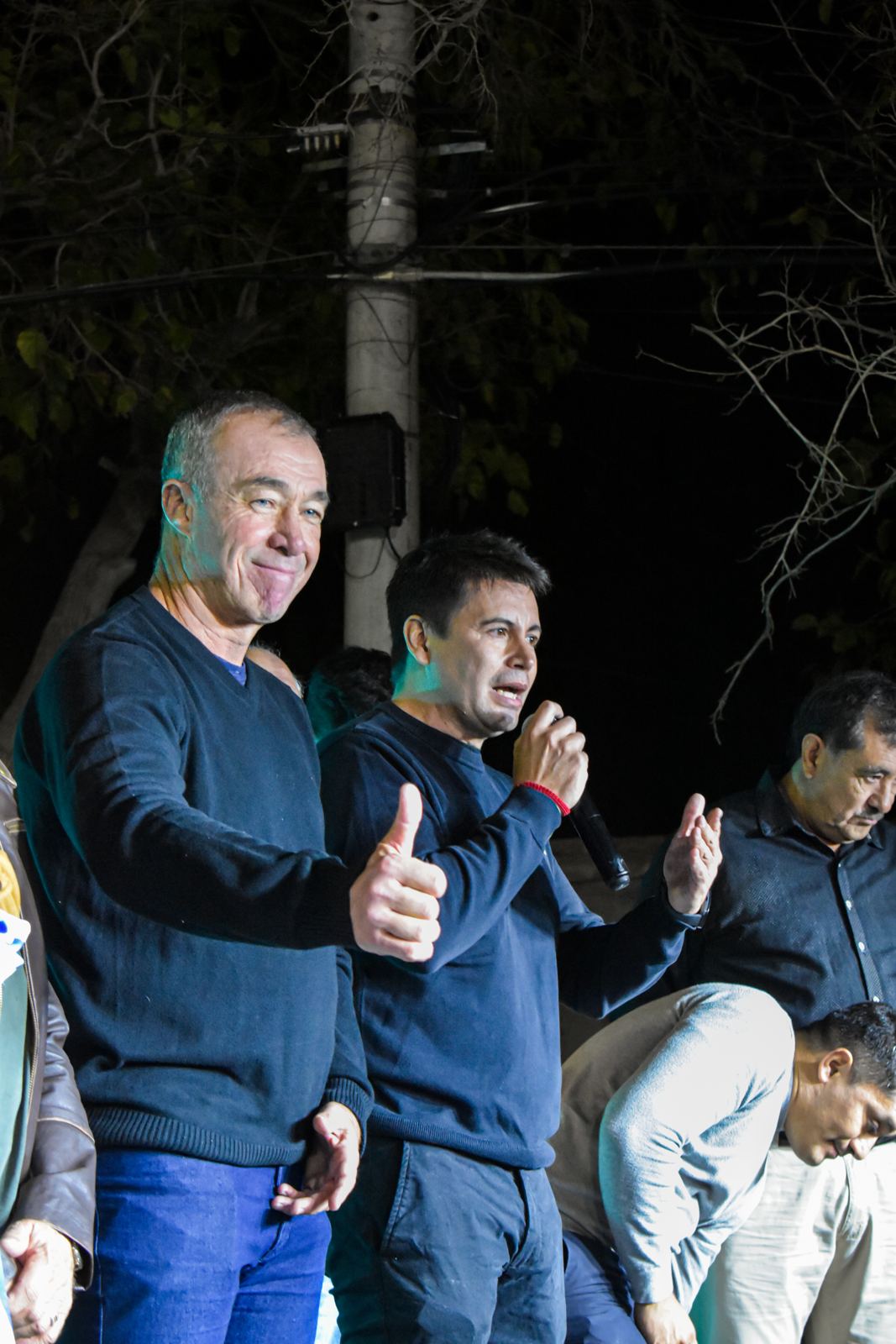 Ricardo saludando con el pulgar arriba